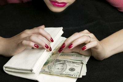 Si e zhvatën djalin e biznesmenit tri vajzat mashtruese. I morën 180 mijë dollarë