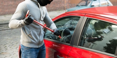 “Shëtitësit e natës”/ Policia i kap ‘mat’ gjatë vjedhjes së makinës 2 skifterët në Tiranë