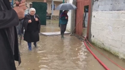 Reshjet e dendura në Elbasan/ Prefektura: Rënie inertesh në disa akse rrugore, në disa fshatra ka mungesë energjie