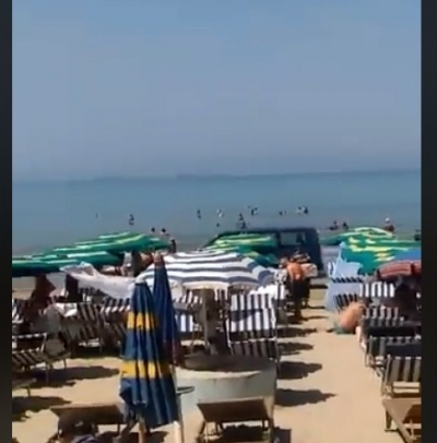 Berisha publikon pamjet, veprimi i policisë shokon pushuesit në plazhe (VIDEO)