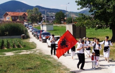 Arrestohet serbi që tentoi të rrembente flamurin shqiptar në dasëm