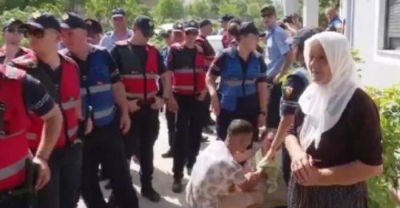Tension në Baldushk, Bashkia mësyn me mjete të rënda e polici në tokat e punuara nga banorët