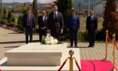 Lulzim Basha, homazhe te varri i ish-presidentit Ibrahim Rugova