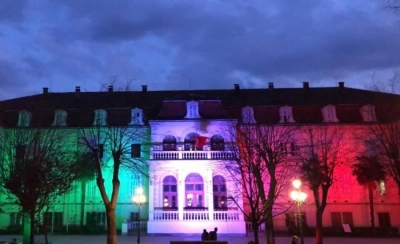 FOTO/ Bashkia e Shkodrës vishet me tringjyrëshin e flamurit italian. Ademi: Solidarizim me kombin që priti gjithmonë shqiptarët