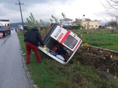 Ambulanca me të sëmurin brenda përplaset me trajlerin në Berat, 3 të plagosur