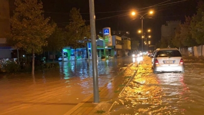 Durrësi bëhet ‘det’, kaos në trafik dhe ujë në banesa