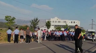 Përplasje me policinë, edhe Gjirokastra e pret me protesta Ramën