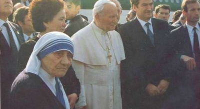 Vizita historike/ Sot, 25-vjetori i ardhjes së Papa Shën Gjon Palit II në Shqipëri