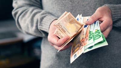 Anketa/ 40% e shqiptarëve që kanë kursime preferojnë t’i mbajnë jashtë bankave, ç’ndodhi gjatë 2019-2020