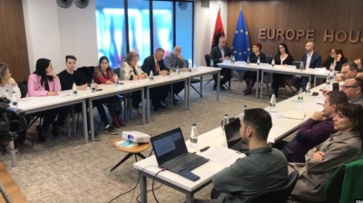 VOA: Rama e përdor buxhetin e shtetit për ndikime elektorale