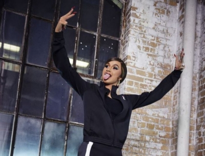 Cardi B rikthen në modë atletet Reebok të viteve të 90-a