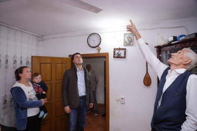 Tërmetet e fuqishme në vend/ Basha në Durrës, takon banorët e shtëpive të dëmtuara