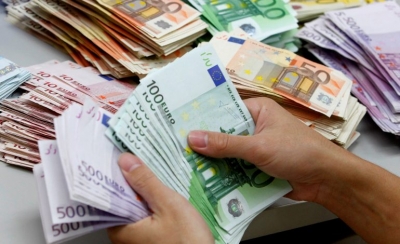 Rënia e euros shënon tjetër rekord, i afrohet 127 lekëve