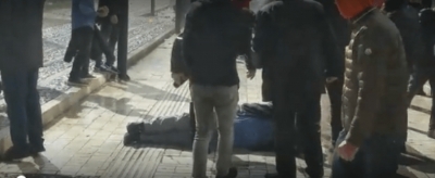 VIDEO/ Të moshuar pa ndjenja në tokë, shikoni se si i keqtrajtoi Policia
