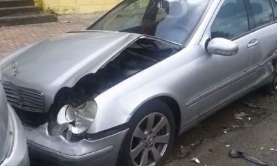 Merr përpara pesë makina të parkuara në bulevard