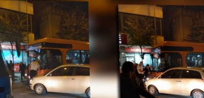Makina përplaset me urbanin në mes të Tiranës! (Video)