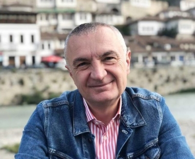 Presidenti Meta uron Pashkët me një foto nga qyteti i një mbi një dritareve