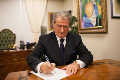 Berisha: Vizita e fshehtë e Vlora Hysenit në Beograd, kërcënim për sigurinë e Kosovës, Shqipërisë, rajonit dhe NATO-s Kryetari demokrat, Sali Berisha, reagoi pas raportimeve se Vlora Hyseni, drejtuese e SHISH, ka vizituar në mënyrë sekrete Beograd