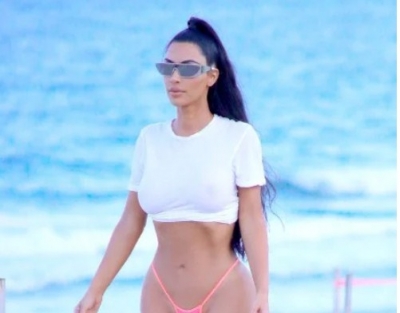 Fotogaleria/ Me bikini tanga, Kim Kardashian trullos pushuesit në Majami