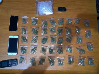 39 qese kanabis poshtë sediljes së makinës arrestohen të rinjtë në Himarë