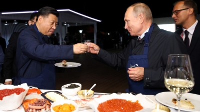 Petulla me havjar dhe vodka, Putin dhe Xi tregojnë aftësitë e tyre në gatim (VIDEO)