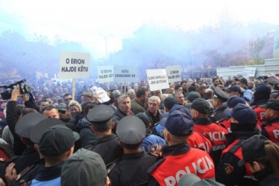 Denoncimi shokues: Policia i thyen gishtat protestuesit me urdhër të Ramës