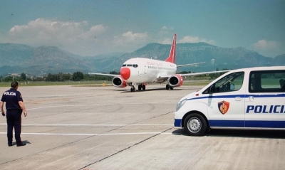 Franca kthen 60 shqiptarë në Rinas, Policia: Mos kërkoni azil, të tjerë priten këto javë