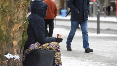 “Kurrë s’jemi turpëruar kaq shumë” – komuna e të pasurve në Stokholm ndalon me ligj lypjen