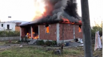 Fatkeqësi, sapo kishin ndërtuar shtëpinë e re, por u shkrumbohet nga zjarri