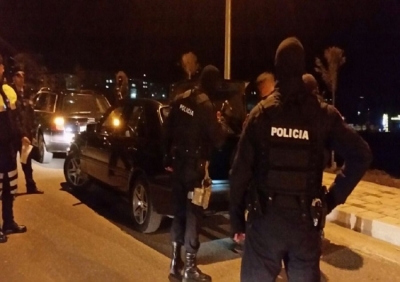 Qëllohet me armë në drejtim të të riut në Elbasan, policia fsheh ngjarjen