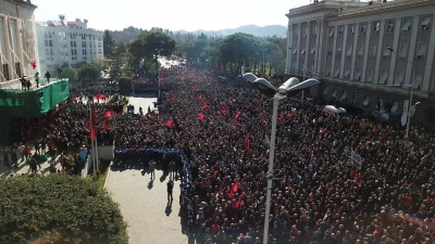 Media italiane/ Kaos në Shqipëri, kur politika zgjedh sheshin