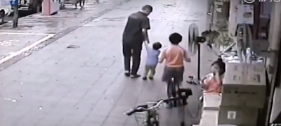 Tenton të rrëmbejë fëmijën, i vëllai bën veprimin e guximshëm (VIDEO)