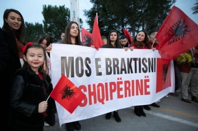 ‘Mos e braktisni Shqipërinë’/ Mesazhi i presidentit për 8 Marsin