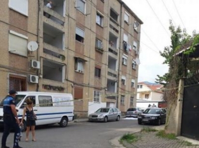Tragjike në Tiranë! I riu hidhet nga kati i pestë i pallatit