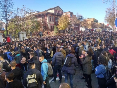 Nxënësit e gjimnazeve i bashkohen protestës, rrugët e kryeqytetit mbushen nga studentë