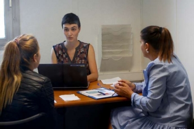 Me lot në sy, shqiptarja që kërkon azil në Francë, rrëfen dhunën që i bëhej nga shefi