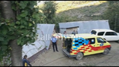 VIDEO/Pamjet e para nga krimi i trefishtë në Klos, familjarët në britma e ulërima, momenti kur ambulanca merr viktimën