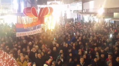 VIDEO/ Sulmuan ambasadën e Malit të Zi, serbët: Kush nuk kërcen është shqiptar