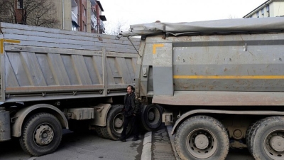 &#039;Serbët e Kosovës fillojnë të çmontojnë barrikadat, ulin kokën para thirrjeve të BE dhe SHBA&#039;