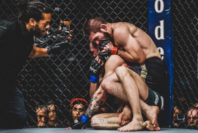 Khabib rreh McGregorin dhe shpallet KAMPION (VIDEO)