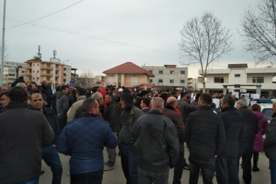 Protestë në Fier, bllokohet qarkullimi në jug të vendit