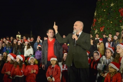 VIDEO-FOTO/ Edi Rama u nxjerr gishtin e mesit qytetarëve të Tiranës