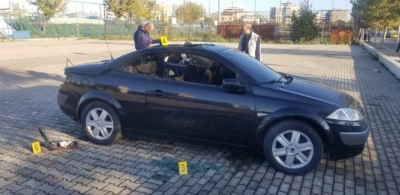 FOTO/ Digjet nje makinë në Durrës