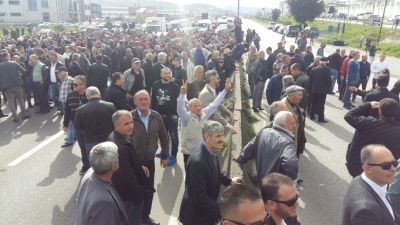 Kur opozita bllokon rrugët / Protestat në Shqipëri sipas Reuters