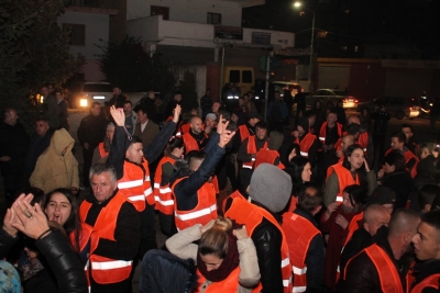 “Po na provokojnë”, tensionohet protesta e Astirit, banorët: Shefi i komisariatit kërkon të na përçajë!