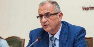 Vasili ka një kërkesë për Hahn: Mos rri me shkollëpakun