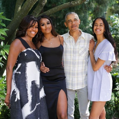 Sasha rrëmben vëmendjen e familjes Obama