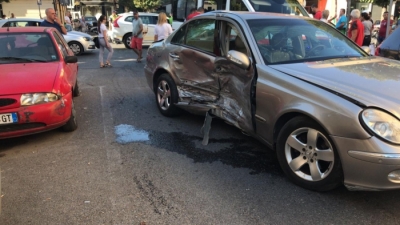 Përplasen 4 makina në Tiranë, disa të plagosur