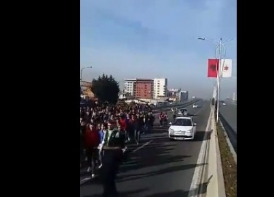 Marshim nga të gjitha anët, bllokohet autostrada Tiranë-Durrës