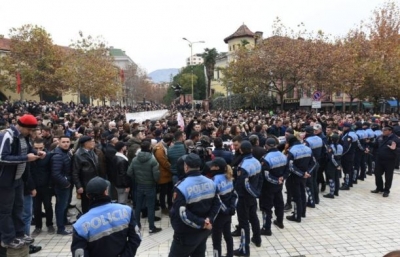 Qeveria pret dritat anash Kuvendit për të shuar zërin e studentëve